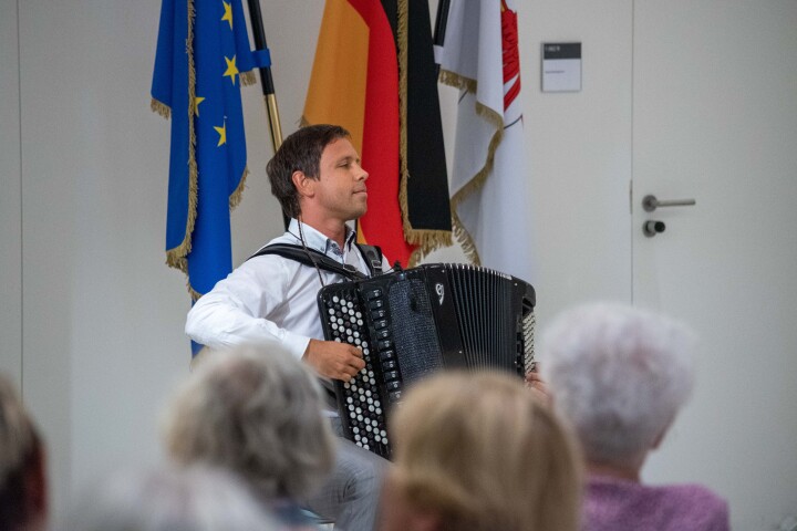 Der russische Akkordeonist Maxim Shagaev spielte auf seinem Bajan.