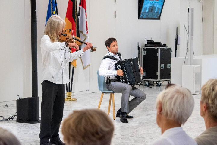 Impression der fünften Veranstaltung „Kunst zur Zeit“ in der Lobby des Landtages