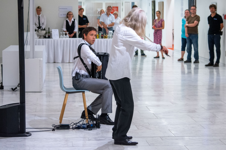 Impression der fünften Veranstaltung „Kunst zur Zeit“ in der Lobby des Landtages