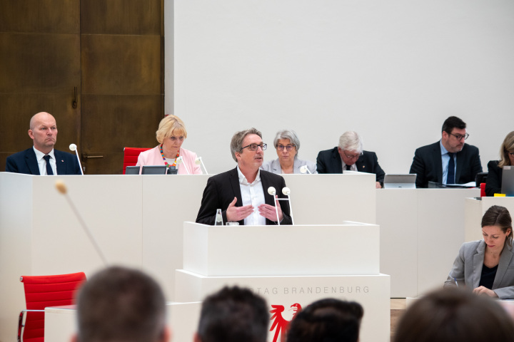 Der Vorsitzende der SPD-Fraktion Björn Lüttmann während der Aussprache zur Regierungserklärung in der 30. Sitzung des Landtages Brandenburg.