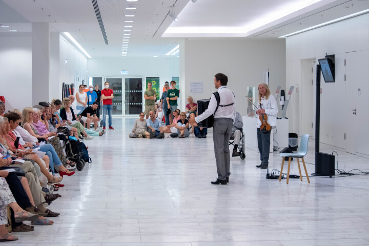 Impression der fünften Veranstaltung „Kunst zur Zeit“ in der Lobby des Landtages