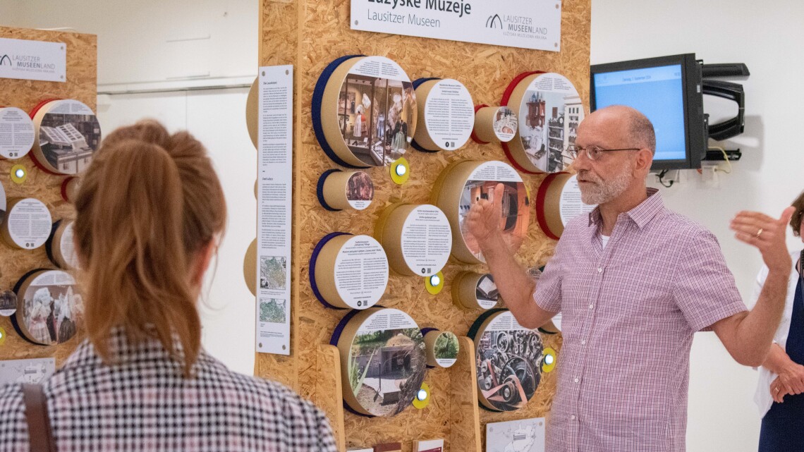 Führung im Rahmen der Ausstellungseröffnung im Foyer des Landtages