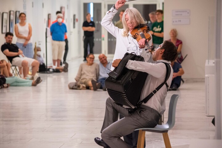 Impression der fünften Veranstaltung „Kunst zur Zeit“ in der Lobby des Landtages