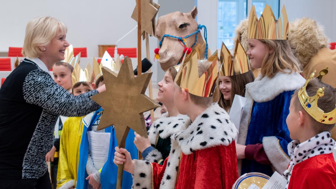 Landtagspräsidentin empfängt Sternsinger aus Senftenberg 