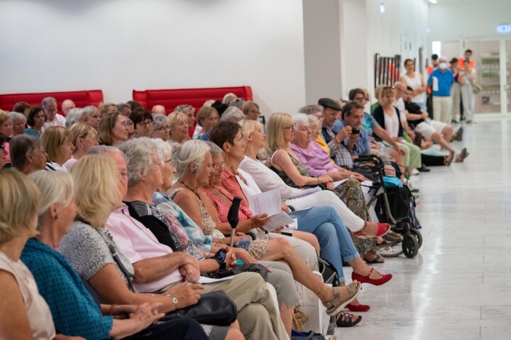 Impression der fünften Veranstaltung „Kunst zur Zeit“ in der Lobby des Landtages