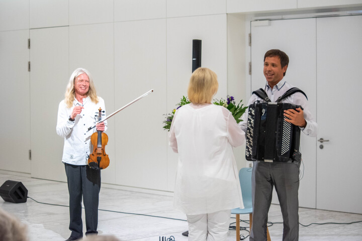 Landtagspräsidentin Prof. Dr. Ulrike Liedtke (m.) bedankte sich bei Herrn Shagaev (r.) für den Auftritt.