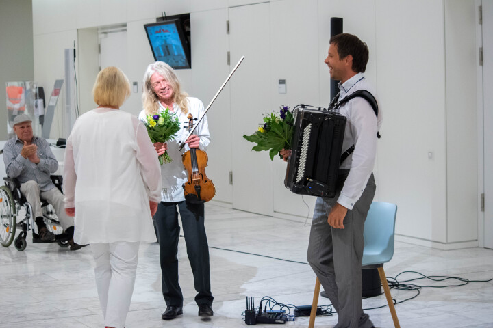 Landtagspräsidentin Prof. Dr. Ulrike Liedtke (m.) bedankte sich bei Herrn Ur (l.) für den Auftritt.