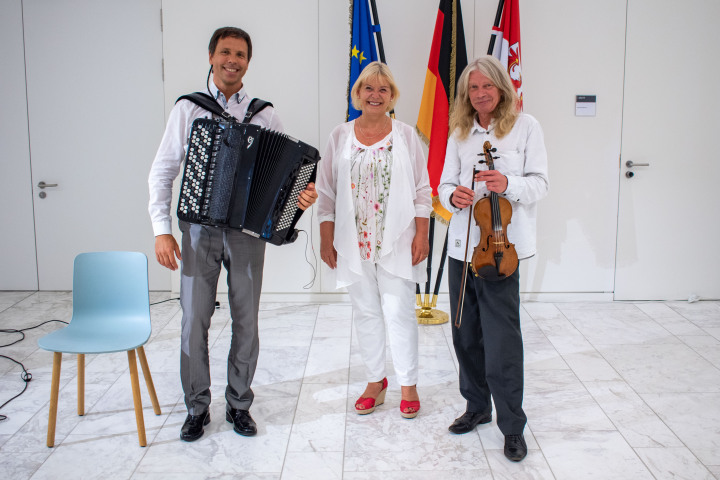 Gruppenfoto: Landtagspräsidentin Prof. Dr. Ulrike Liedtke (m.) mit Maxim Shagaev (l.) und Andrej Ur (r.)