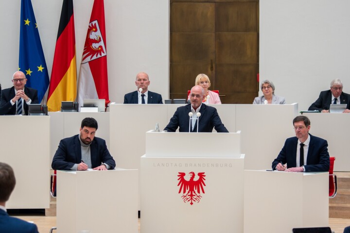 Der Vorsitzende der BSW-Fraktion Niels-Olaf Lüders während der Aussprache zur Regierungserklärung in der 30. Sitzung des Landtages Brandenburg.