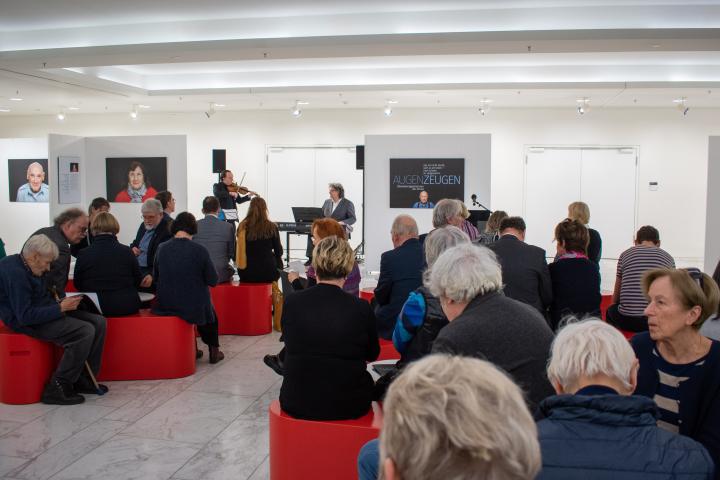 Musikalische Einführung zur Ausstellungseröffnung durch das Duo Max Doehlemann (l.) und Daniel Weltlinger (r.) aus Berlin