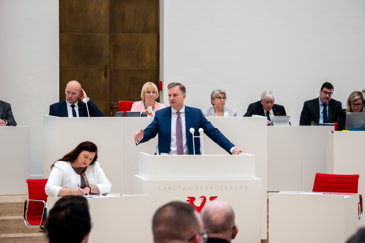 Der Vorsitzende der CDU-Fraktion Steeven Bretz während der Aussprache zur Regierungserklärung in der 30. Sitzung des Landtages Brandenburg.