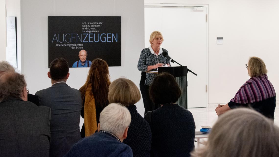 Landtagspräsidentin Prof. Dr. Ulrike Liedtke begrüßte die Gäste bei der Ausstellungseröffnung im Foyer.