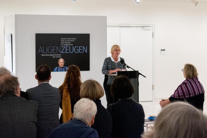 Landtagspräsidentin Prof. Dr. Ulrike Liedtke begrüßte die Gäste bei der Ausstellungseröffnung im Foyer.