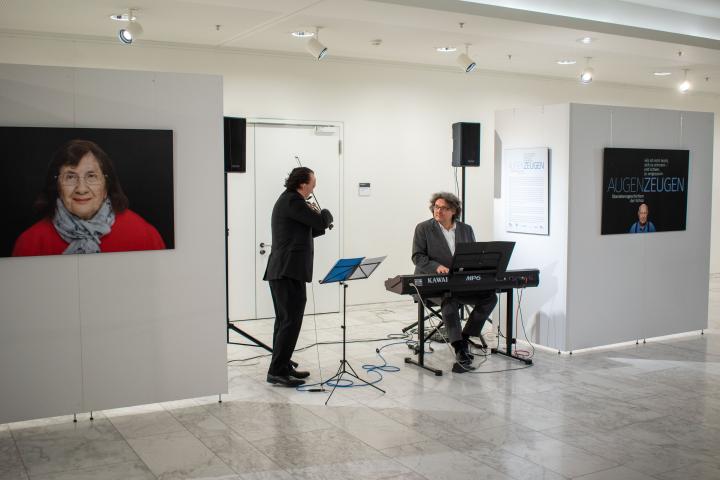 Die musikalische Begleitung lieferte das Duo Max Doehlemann (l.) und Daniel Weltlinger (r.) aus Berlin.