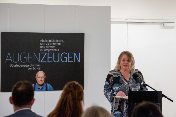 Susanne Krause-Hinrichs, Geschäftsführerin der F.C. Flick Stiftung gegen Fremdenfeindlichkeit, Rassismus und Intoleranz, sprach ein Grußwort zur Ausstellungseröffnung. 