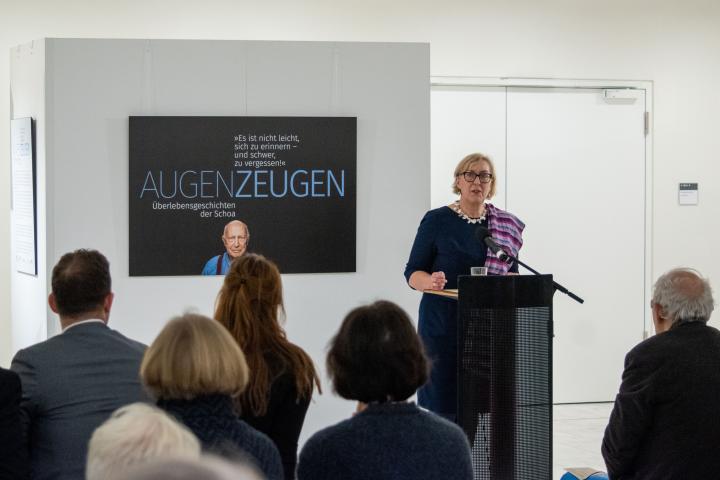 Dr. Elke-Vera Kotowski vom Moses Mendelssohn Zentrum für europäisch-jüdische Studien informierte über die Ausstellung.