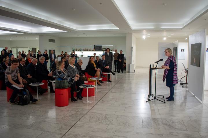 Blick in das Foyer während der Ausstellungseröffnung 