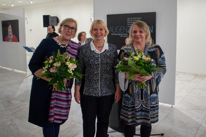 Die Landtagspräsidentin Prof. Dr. Liedtke (m.) überreichte Blumensträuße an Frau Dr. Elke-Vera Kotowski (l.) und Susanne Krause-Hinrichs (r.).