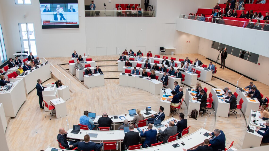 Blick in den Plenarsaal zu Beginn der Aktuellen Stunde auf Antrag der SPD-Fraktion in der 32. Sitzung des Landtages Brandenburg.