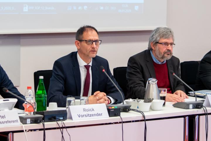 Der Vorsitzende des Ausschusses für Landwirtschaft, Umwelt und Klimaschutz Wolfgang Roick (l.) und der Minister für Landwirtschaft, Umwelt und Klimaschutz Axel Vogel (r.) zu Beginn der Ausschusssitzung