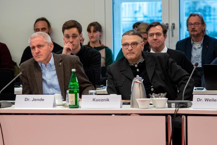 Die Anzuhörenden Knut Kucznik (r.) vom Schafzuchtverband Berlin-Brandenburg e. V. und Dr. Andreas Jende (l.) vom Gartenbauverband Berlin-Brandenburg e. V. zu Beginn der Anhörung