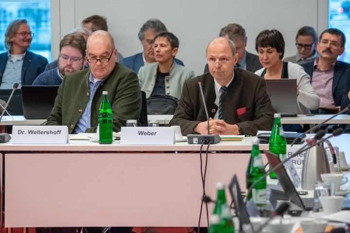 Die Anzuhörenden Thomas Weber (r.) vom Waldbesitzerverband Brandenburg e. V. und Dr. Dirk-Henner Wellershoff (l.) vom Landesjagdverband Brandenburg e. V. zu Beginn der Anhörung