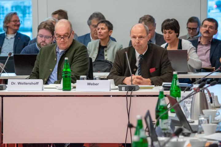 Die Anzuhörenden Thomas Weber (r.) vom Waldbesitzerverband Brandenburg e. V. und Dr. Dirk-Henner Wellershoff (l.) vom Landesjagdverband Brandenburg e. V. zu Beginn der Anhörung