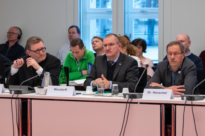 Die Anzuhörenden Dr. Klaus Henschel (r.) vom Gartenbauverband Berlin-Brandenburg e. V., Henrik Wendorff (m.) vom Landesbauernverband Brandenburg e. V. und Gregor Beyer (l.) vom Forum Natur Brandenburg e. V. zu Beginn der Anhörung