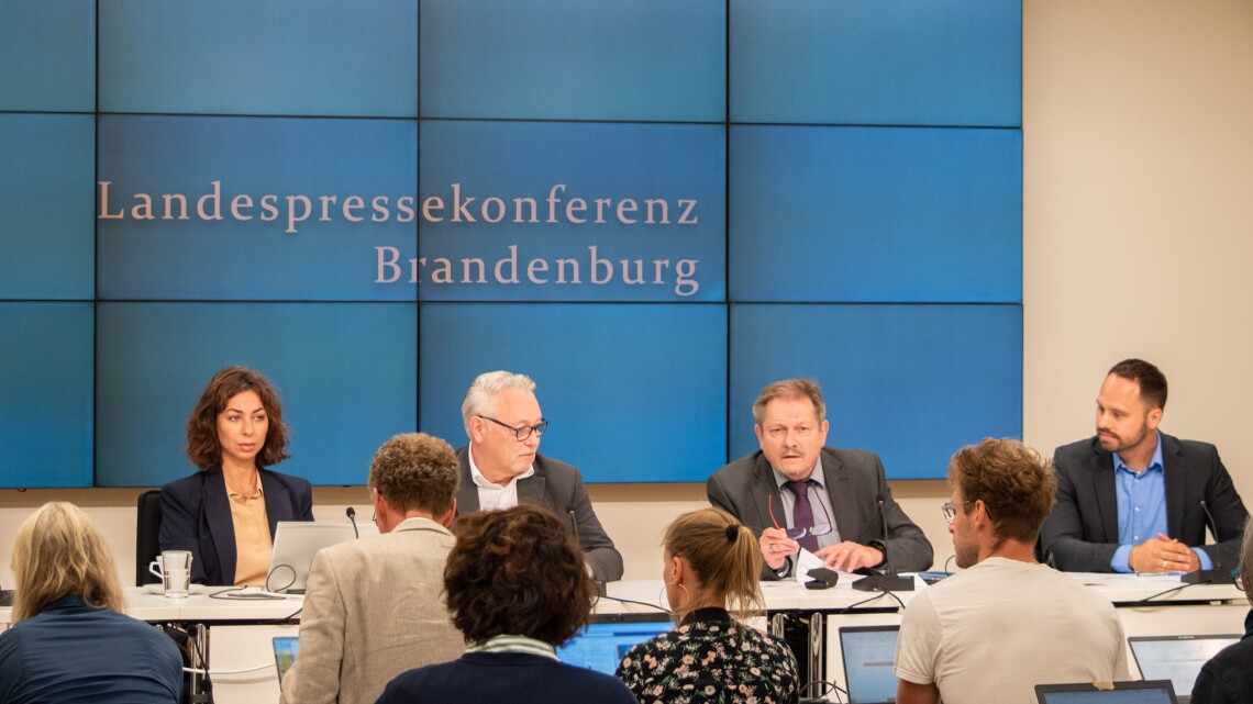 Pressekonferenz zu den Landtagswahlen am 23.09.2024 mit der Pressesprecherin des Amtes für Statistik Berlin-Brandenburg, Jana Erdmann, dem Vorstand des Amtes für Statistik Berlin-Brandenburg, Jörg Fidorra, dem Landeswahlleiter Josef Nußbaum und Christopher Sokol, Pressesprecher des Landeswahlleiters (v. l. n. r.)