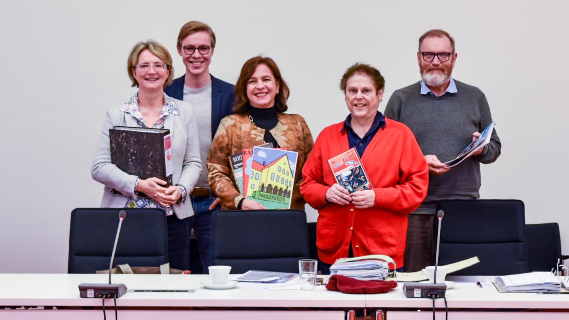 Jurysitzung: Landtagsvizepräsidentin Barbara Richstein (1. Reihe mittig) mit Ulrike Rüppel (Landtag Brandenburg, 1. Reihe links), Bendix Lippe (Jugendpresseverband Brandenburg e. V., 2. Reihe links), Klaus-Dieter Pohl (Ministerium für Bildung, Jugend und Sport, 2. Reihe rechts) und Dr. Susanne Stracke-Neumann (dju Berlin-Brandenburg, 1. Reihe rechts)