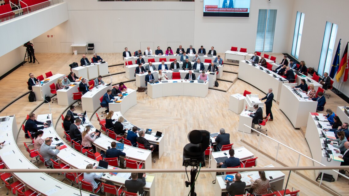 Blick in den Plenarsaal zu Beginn der Aktuellen Stunde auf Antrag der AfD-Fraktion in der 33. Sitzung des Landtages Brandenburg.