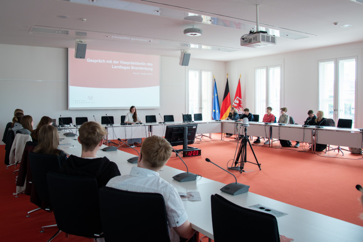 Impressionen des Gespräches der Landtagsvizepräsidentin Dr. Jouleen Gruhn mit den Schülerinnen und Schülern.