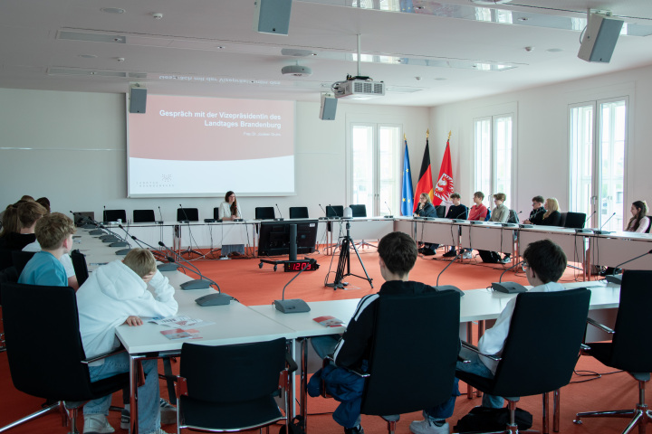 Impressionen des Gespräches der Landtagsvizepräsidentin Dr. Jouleen Gruhn mit den Schülerinnen und Schülern.