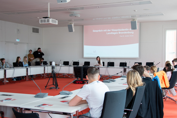 Impressionen des Gespräches der Landtagsvizepräsidentin Dr. Jouleen Gruhn mit den Schülerinnen und Schülern.