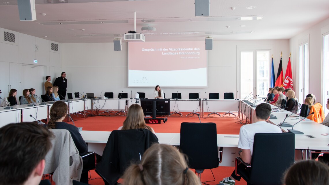 Impressionen des Gespräches der Landtagsvizepräsidentin Dr. Jouleen Gruhn mit den Schülerinnen und Schülern.