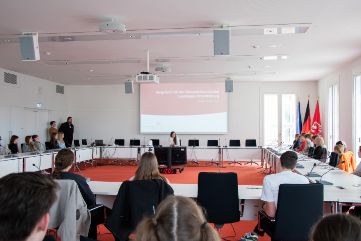 Impressionen des Gespräches der Landtagsvizepräsidentin Dr. Jouleen Gruhn mit den Schülerinnen und Schülern.