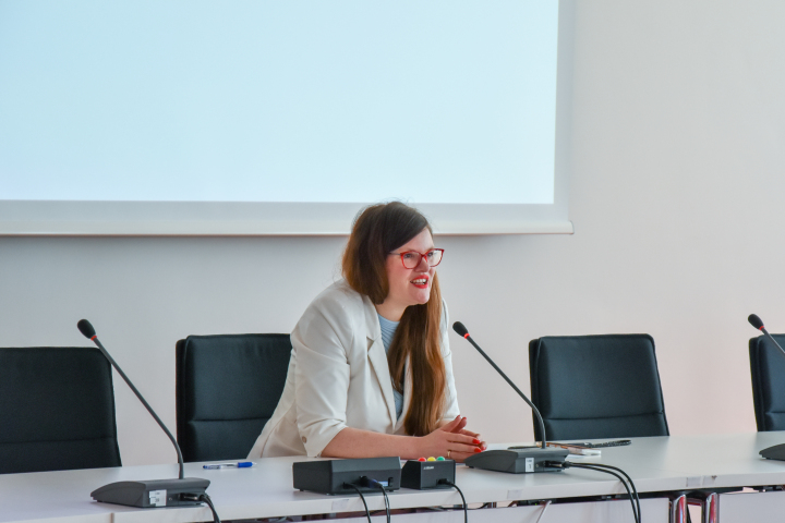 Landtagsvizepräsidentin Dr. Jouleen Gruhn im Gespräch mit den Schülerinnen und Schülern.