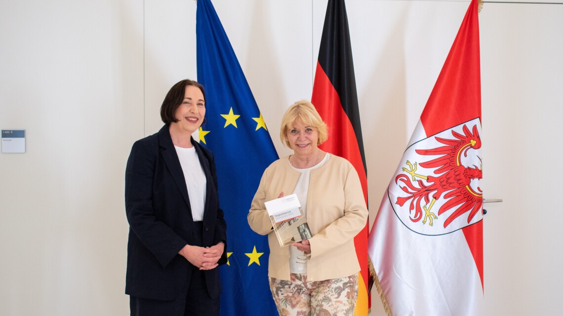 Landtagspräsidentin Prof. Dr. Liedtke (r.) nahm den Tätigkeitsbericht Datenschutz 2025 von der Landesbeauftragten für den Datenschutz, Dagmar Hartge (l.), entgegen.