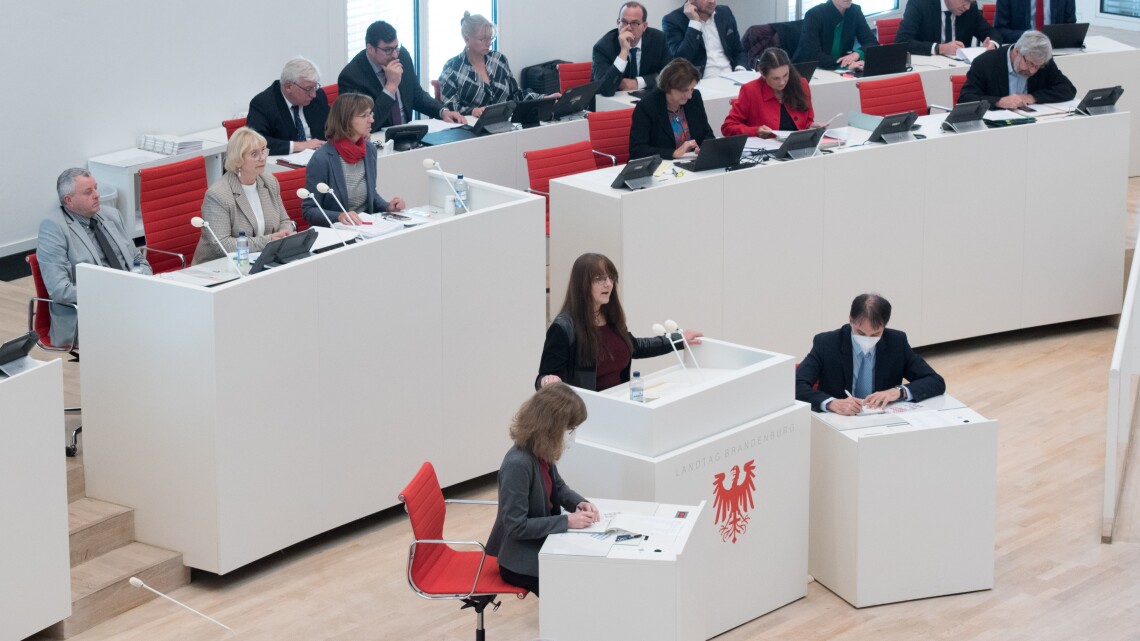 Die Ministerin der Finanzen Katrin Lange eröffnet die Debatte zum Gesetzentwurf des Haushaltsgesetzes 2023/2024 in der 73. Sitzung des Landtages.