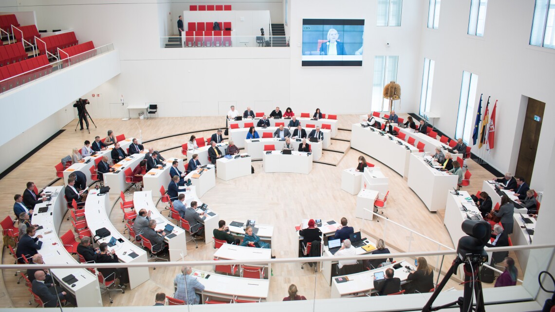 Blick in den Plenarsaal zu Beginn der Aktuellen Stunde in der 74. Sitzung des Landtages.