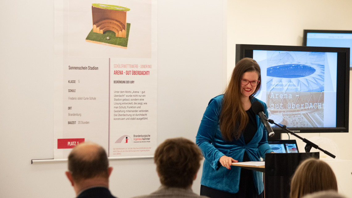 Begrüßung der Vizepräsidentin Dr. Jouleen Gruhn zur Ausstellungseröffnung im Foyer des Landtages.
