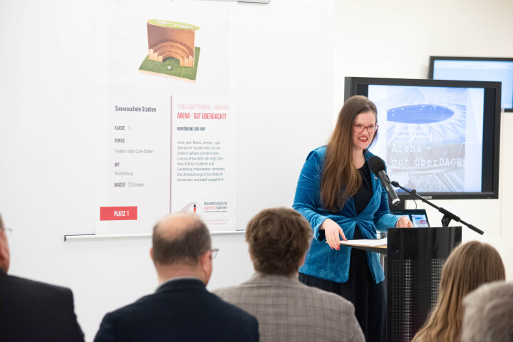 Begrüßung der Vizepräsidentin Dr. Jouleen Gruhn zur Ausstellungseröffnung im Foyer des Landtages