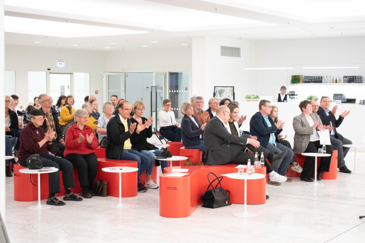 Blick in das Foyer während der Ausstellungseröffnung
