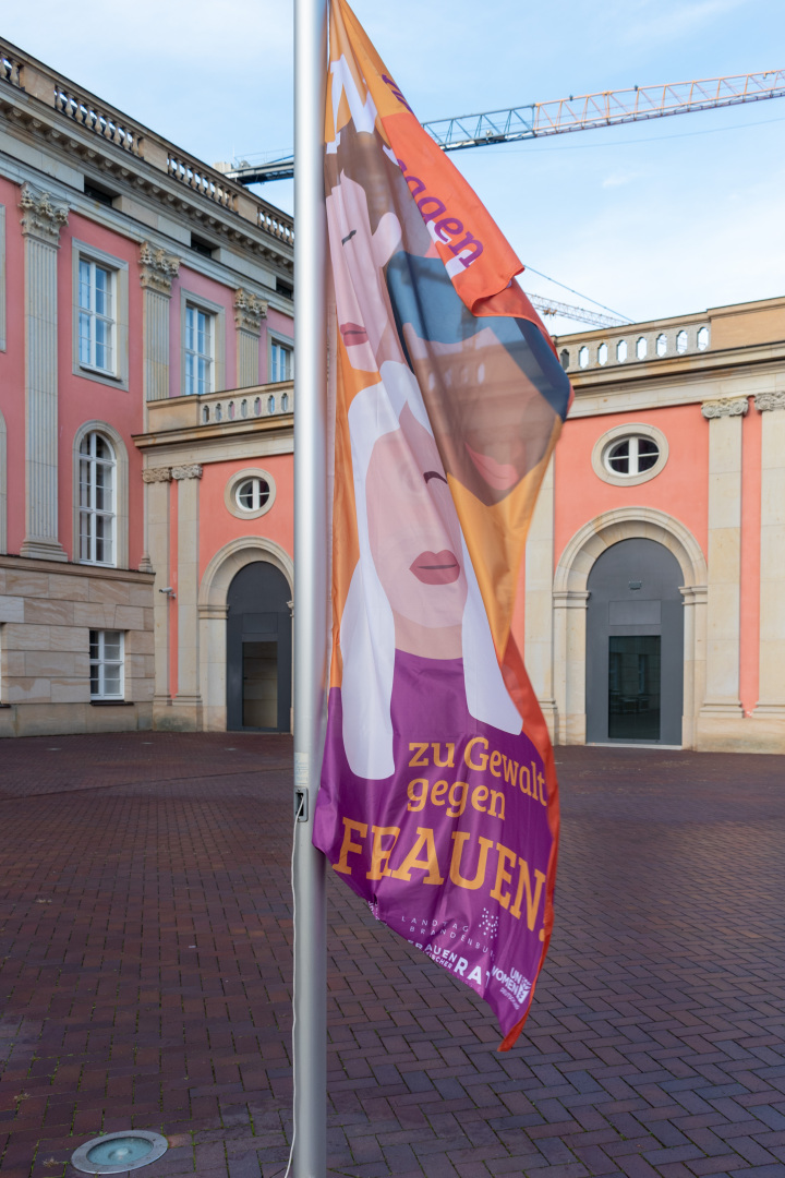 Flagge von UN-Women mit der Aufschrift „Wir sagen NEIN zu Gewalt gegen Frauen“ 