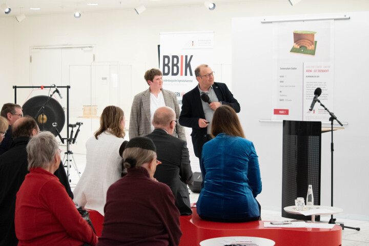 Präsentation der Dokumentation der Jurysitzung mit den Jurymitgliedern Jörg Titel und Ulrike Chrzanowski