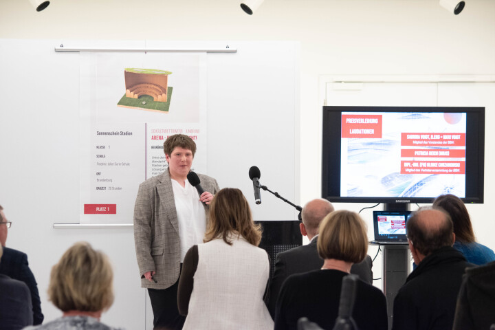 Präsentation der Dokumentation der Jurysitzung mit dem Jurymitglied Ulrike Chrzanowski