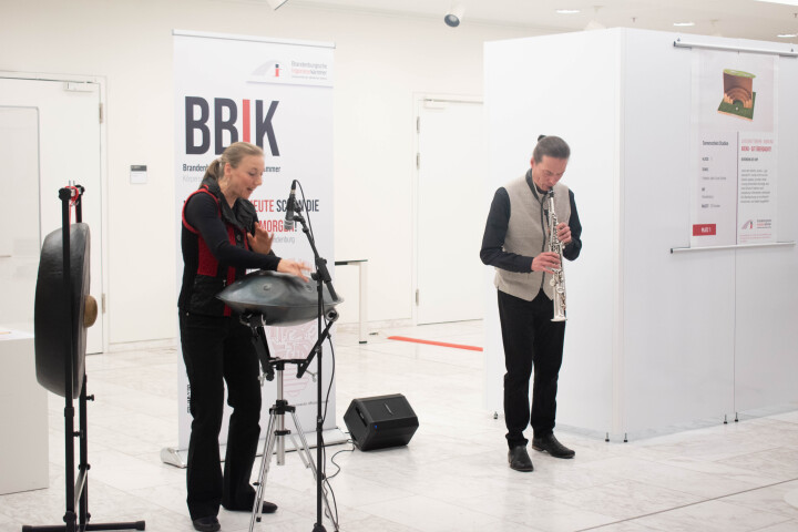 Musikalischer Abschluss zur Ausstellungseröffnung mit Beate Gatscha und Gert Anklam