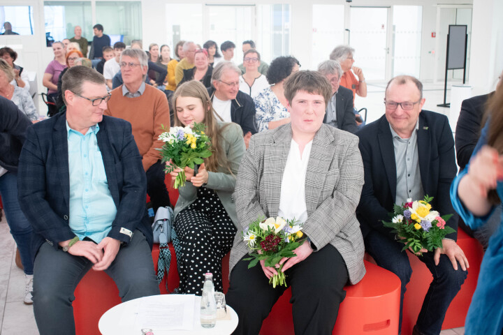 Impression der Ausstellungseröffnung „Junior.ING 2025/26 – Arena gut überDACHt!“