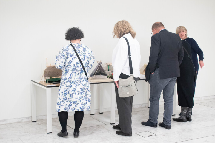 Impression der Ausstellungseröffnung „Junior.ING 2025/26 – Arena gut überDACHt!“