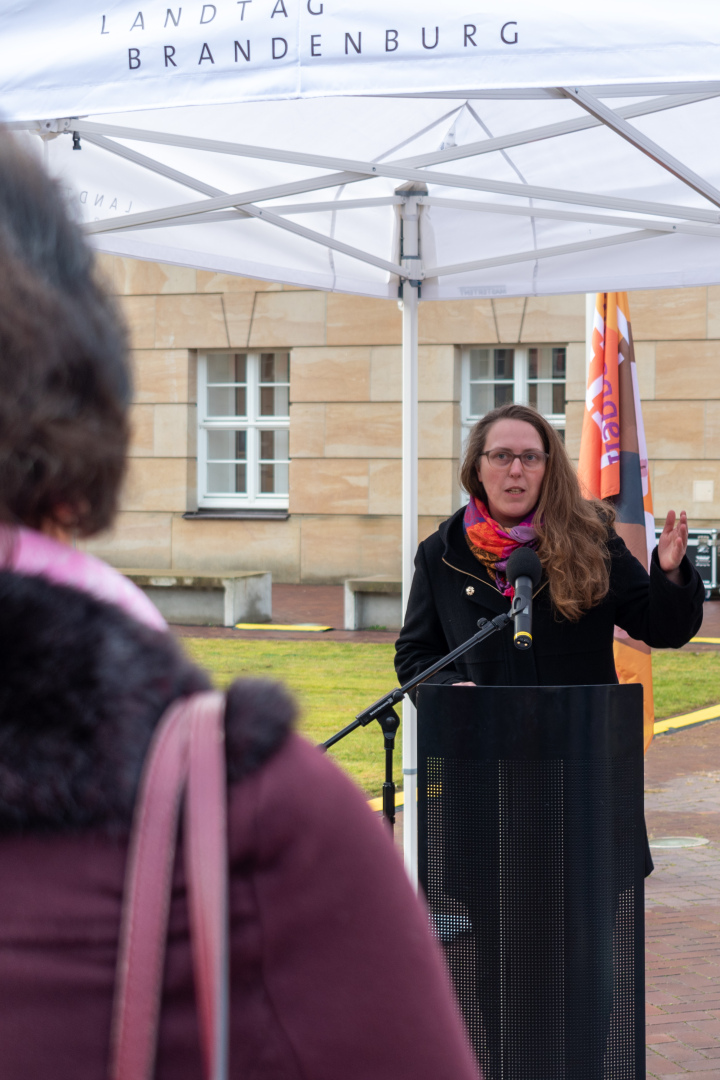 Rede von Laura Kapp vom Netzwerk der Brandenburgischen Frauenhäuser e. V.